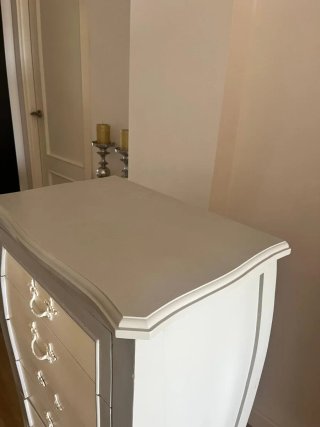 Cajonera de madera gris y blanca
