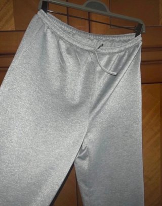 Pantalón gris con brillo