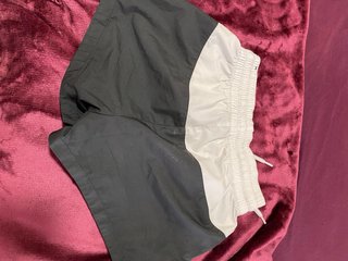 Chubasquero y shorts Nike mujer