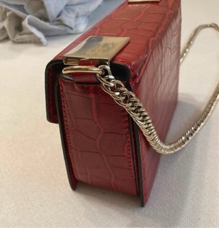 Bolso de mano rojo con cadena