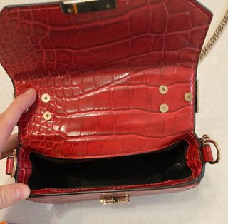 Bolso de mano rojo con cadena