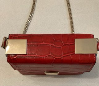Bolso de mano rojo con cadena