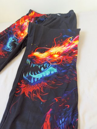 Pantalón negro con estampado de dragón