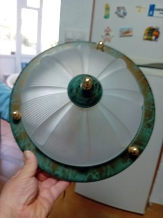 Lámpara de techo verde y dorada