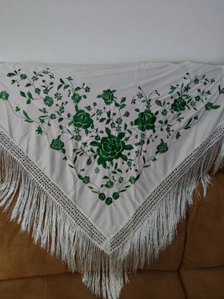 Mantón beige bordado verde