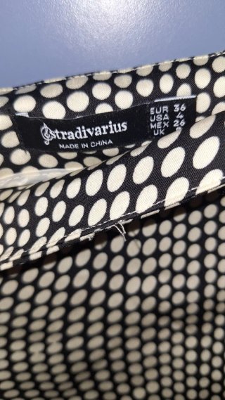 Falda Stradivarius lunares S/36