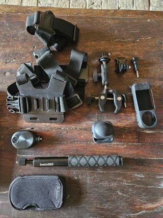 Cámara Insta360 Negra + Accesorios