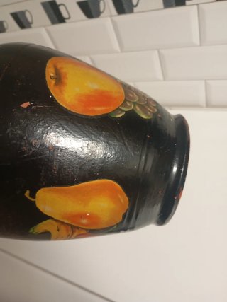 Vasija de cerámica negra con frutas