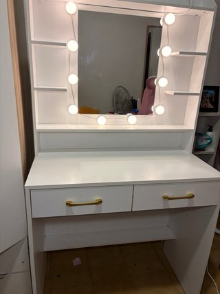 Tocador Blanco con Luces LED y Cajones Dorados