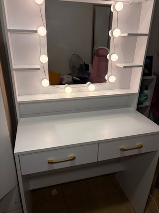 Tocador Blanco con Luces LED y Cajones Dorados