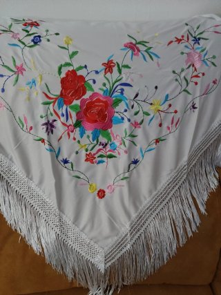 Mantón bordado flores blanco