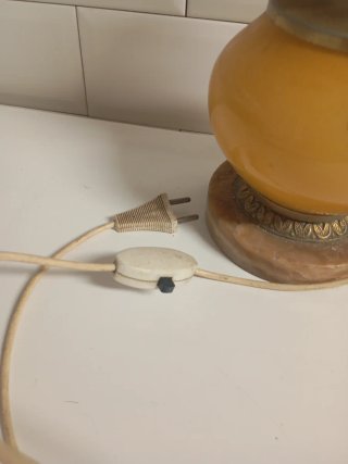 Lámpara de mesa vintage dorada y ámbar