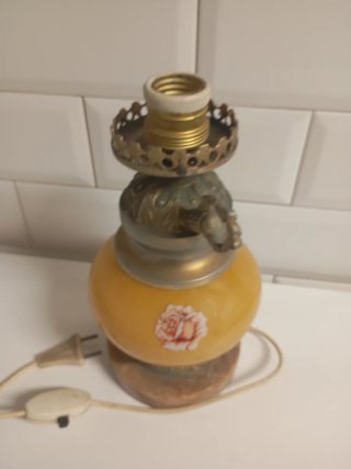 Lámpara de mesa vintage dorada y ámbar