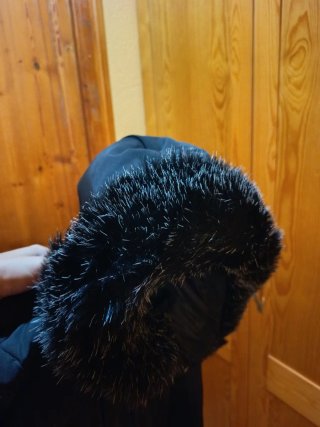 Chaqueta negra con capucha y pelo