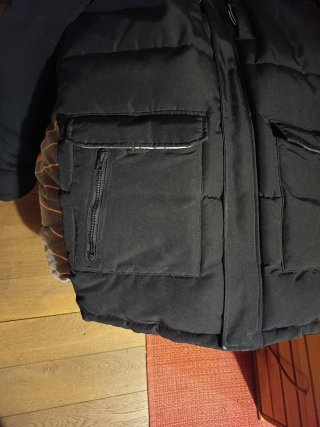 Chaqueta negra con capucha y pelo