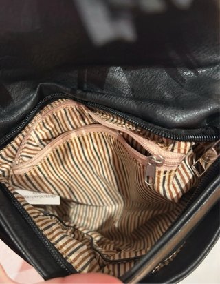 Bolso negro de hombro con flecos