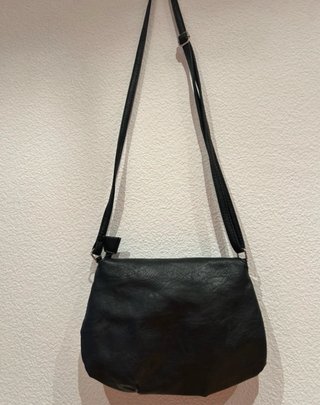 Bolso negro de hombro con flecos