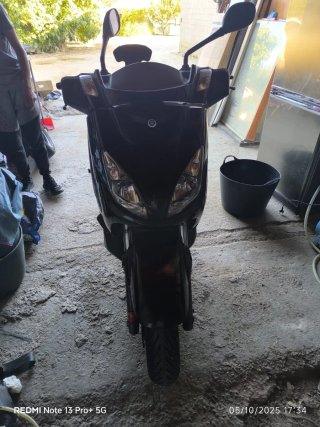 Yamaha X-Max 125 Negra vendo sen motor