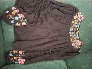 Camisa negra bordada floral