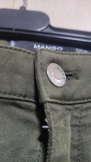 Pantalón cargo Mango verde militar