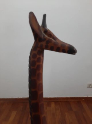Girafa de madeira decorativa