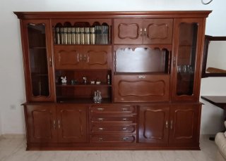 Mueble de pared de madera y cristal