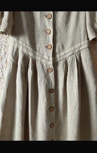 Vestito beige con bottoni e tasche