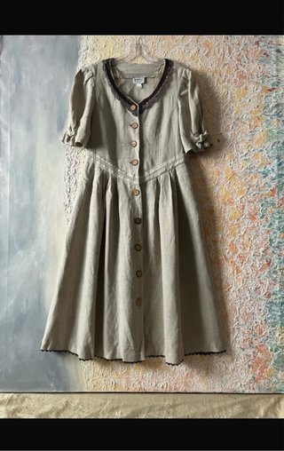 Vestito beige con bottoni e tasche