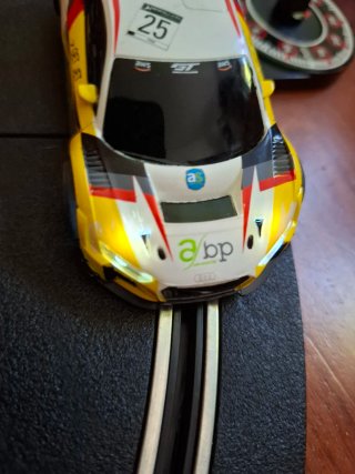 Audi R8 Scalextric Compact (1/43) con Luces