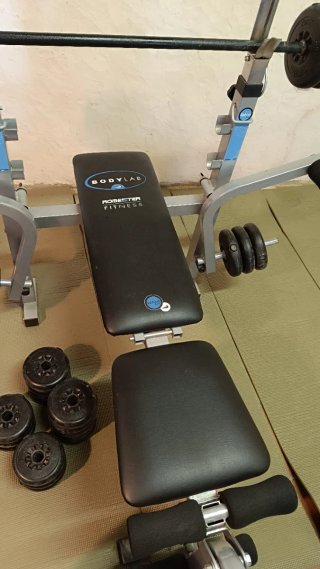 Set completo di palestra domestica con panca e manubri