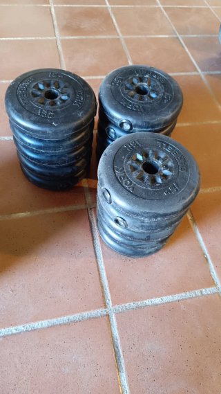Set completo di palestra domestica con panca e manubri