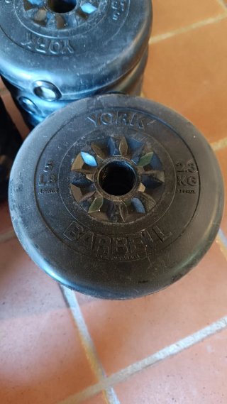 Set completo di palestra domestica con panca e manubri