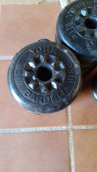 Set completo di palestra domestica con panca e manubri