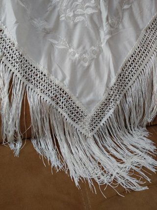 Mantón beige bordado flor y peina