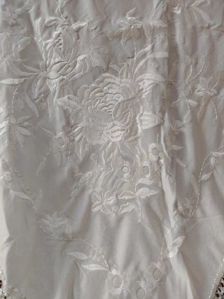 Mantón beige bordado flor y peina