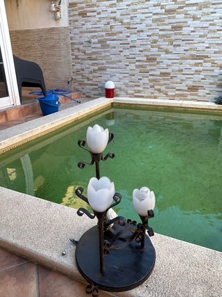 Lámparas de forja con tulipas de cristal , las 2 .