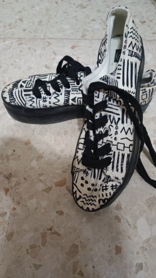 Tenis mujer estampado blanco y negro