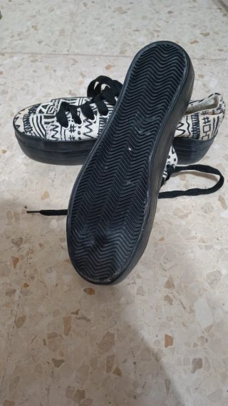 Tenis mujer estampado blanco y negro