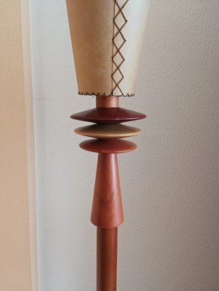 Lámpara de pie de madera...