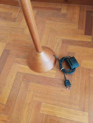 Lámpara de pie de madera...