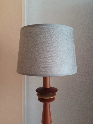 Lámpara de pie de madera...