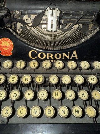 Preciosa máquina de escribir antigua Corona