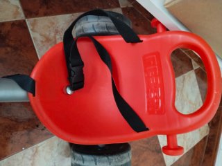 Triciclo infantil rojo y gris