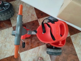 Triciclo infantil rojo y gris