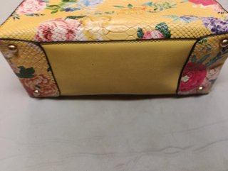 Bolso amarillo con flores