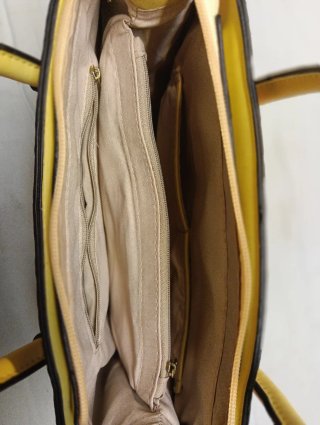 Bolso amarillo con flores