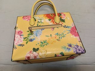 Bolso amarillo con flores
