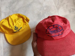 Lote 2 Gorras: Roja y Amarilla