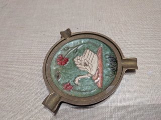 Cenicero Metálico Decorado Cisne Flores