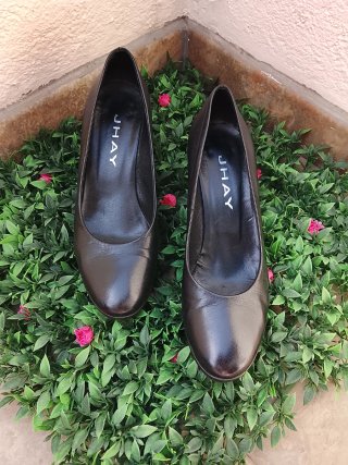 Zapatos de tacón negros.